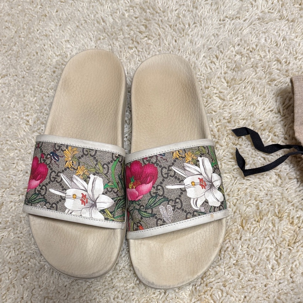Gucci Floral Print Sandals - Cream and Multicolor